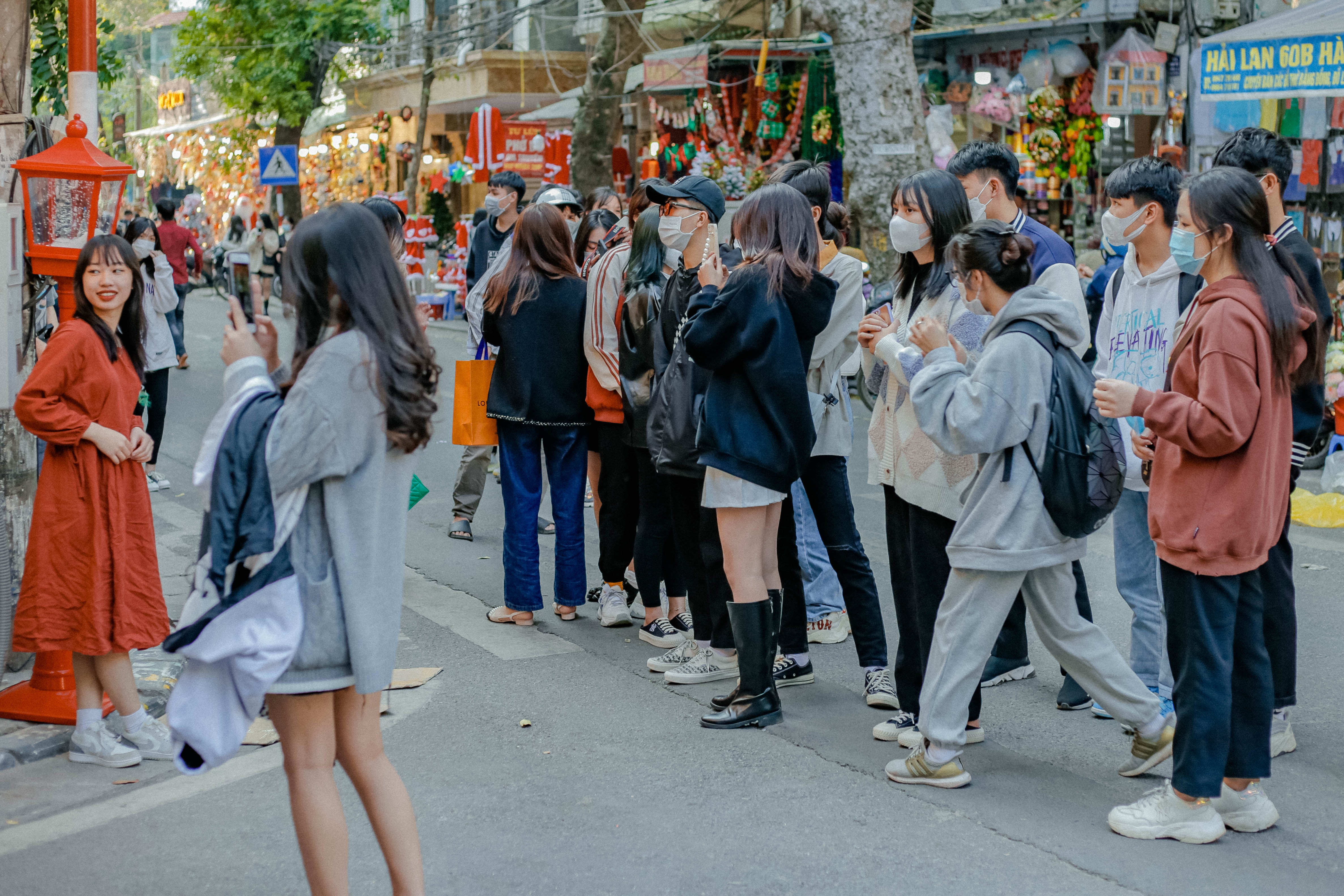 giới trẻ hà nội xếp hàng check-in ở hàng mã ảnh 2 gioi tre ha noi xep hang check-in o hang ma anh 2