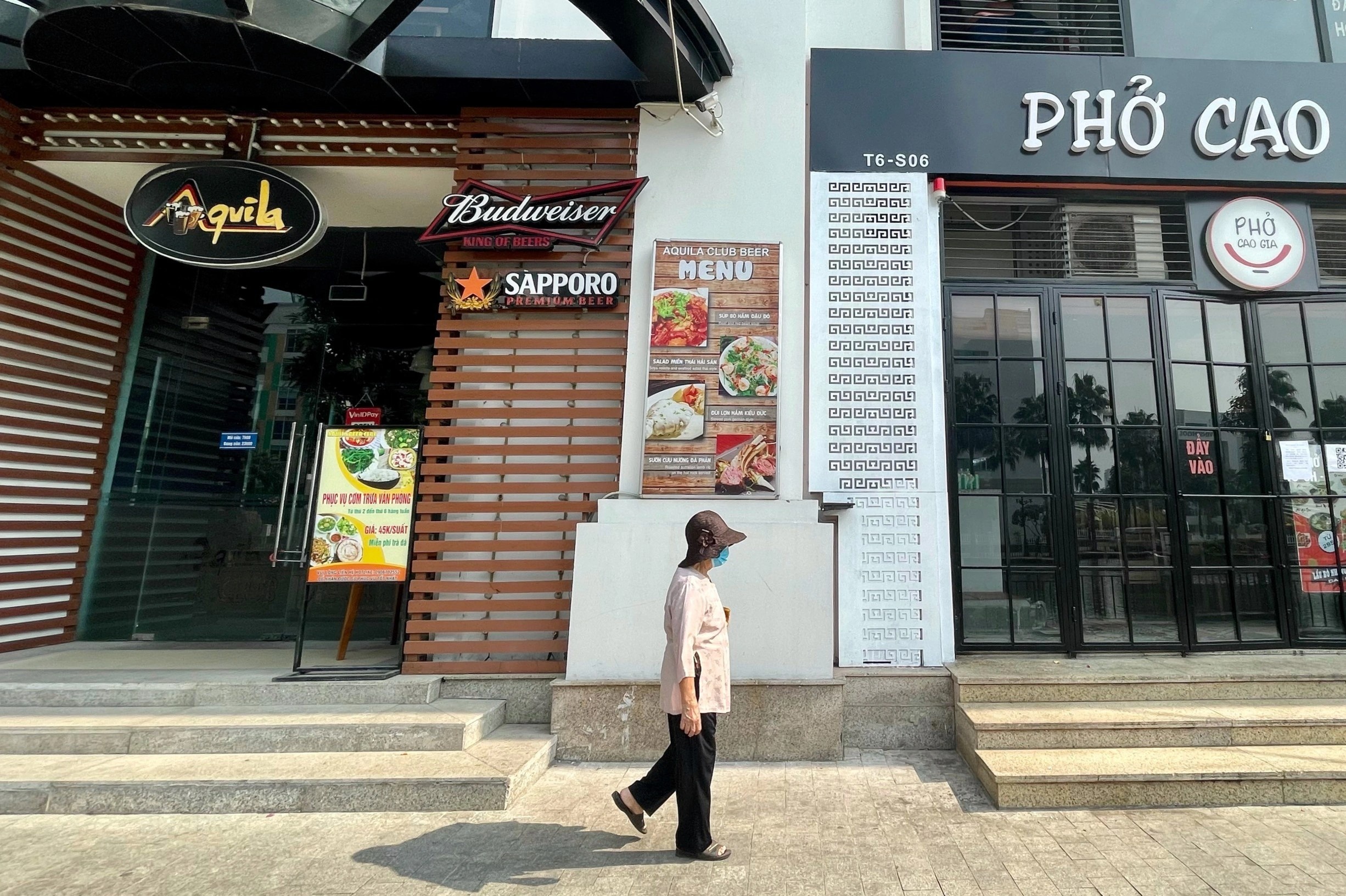 Cung mot khu chung cu, quan ban mang ve, quan van ngoi tai cho hinh anh