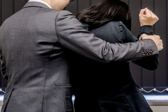 Bi tra dua vi to cao nan quay roi tinh duc hinh anh