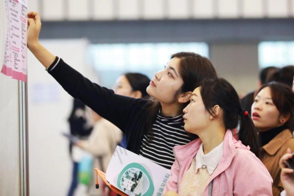 Cuoc tranh dua de co viec on dinh o Trung Quoc hinh anh