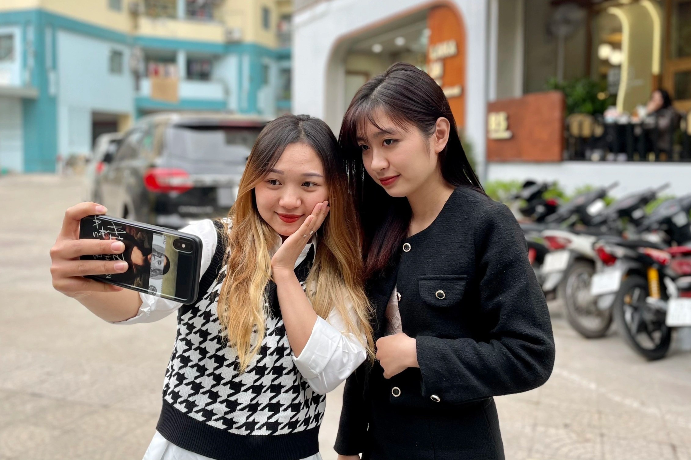 Di hon 10 km toi quan Cau Giay de duoc an uong tai cho hinh anh