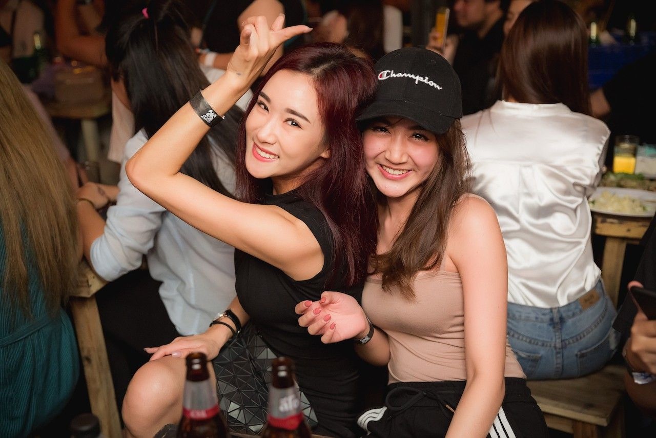 Co gai Han Quoc bi cat tai o hop dem hinh anh