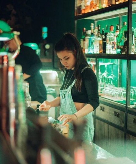 bartender doi nghe sau dich anh 5