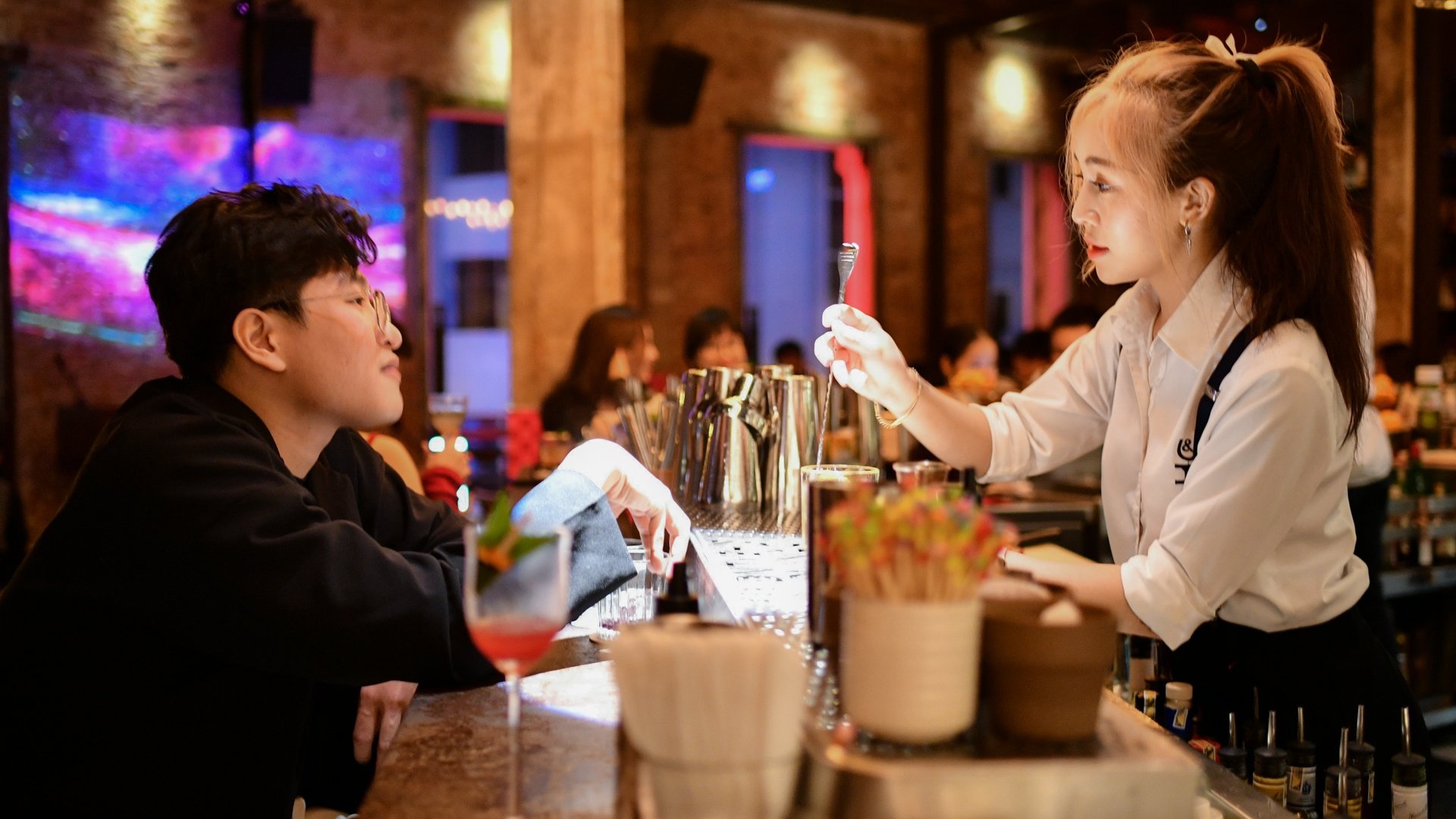 bartender doi nghe sau dich anh 1