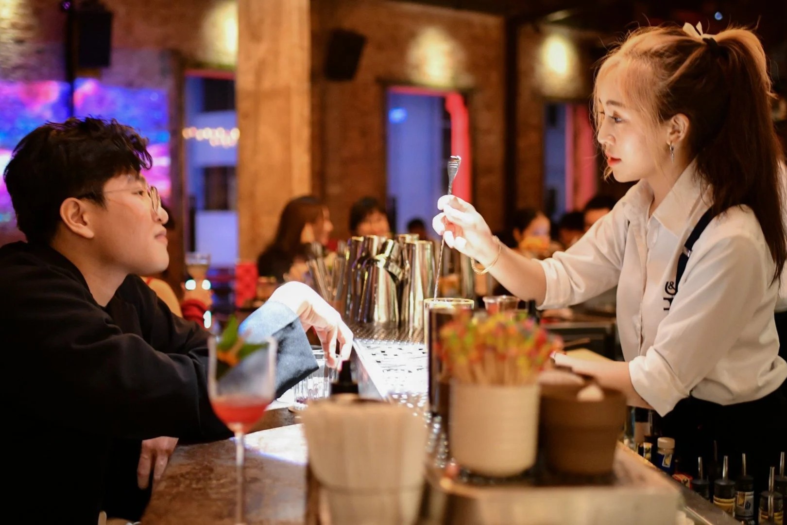 Quan bar o TP.HCM lai dong duc hinh anh