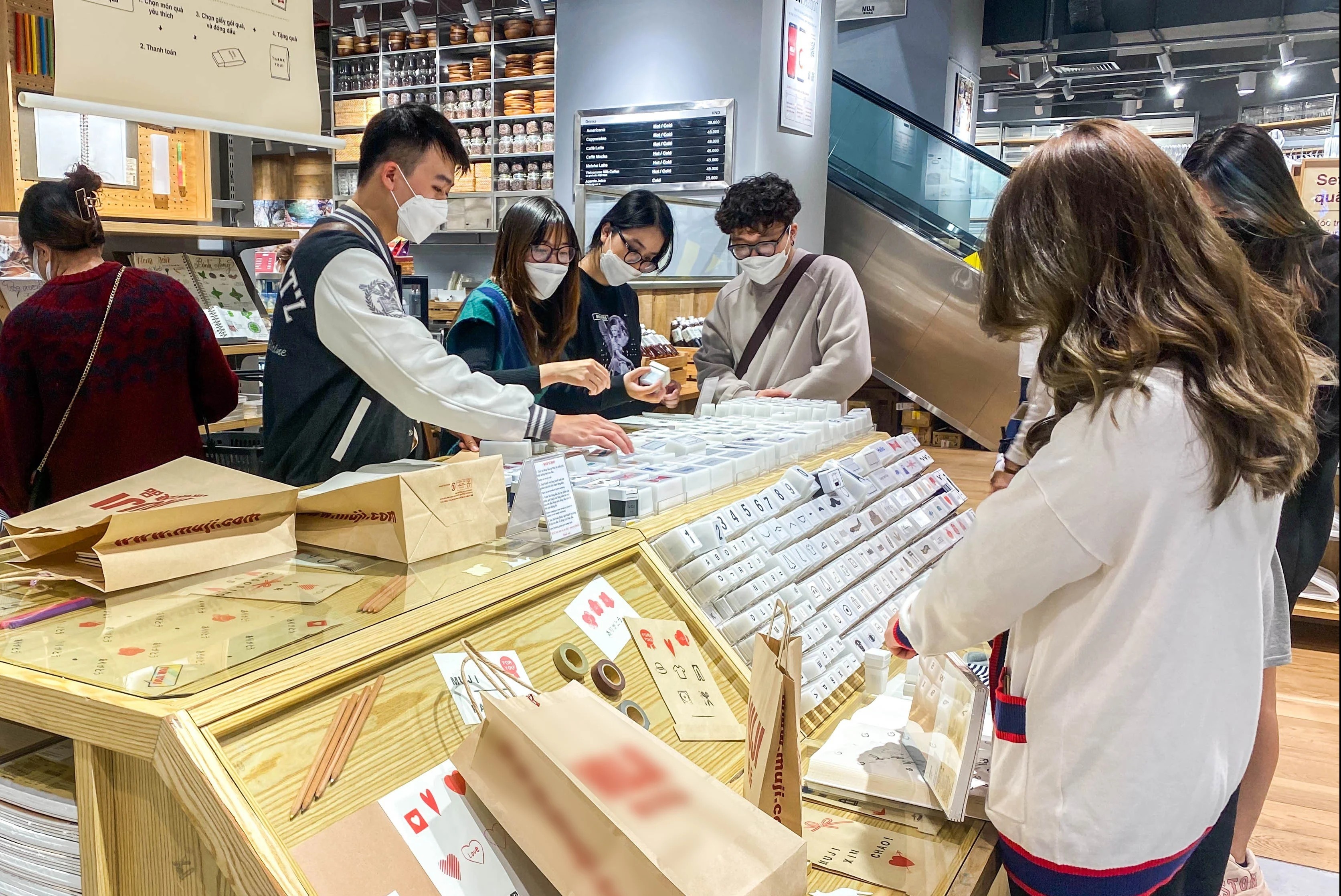 mua sam truoc khi ve que an tet anh 2