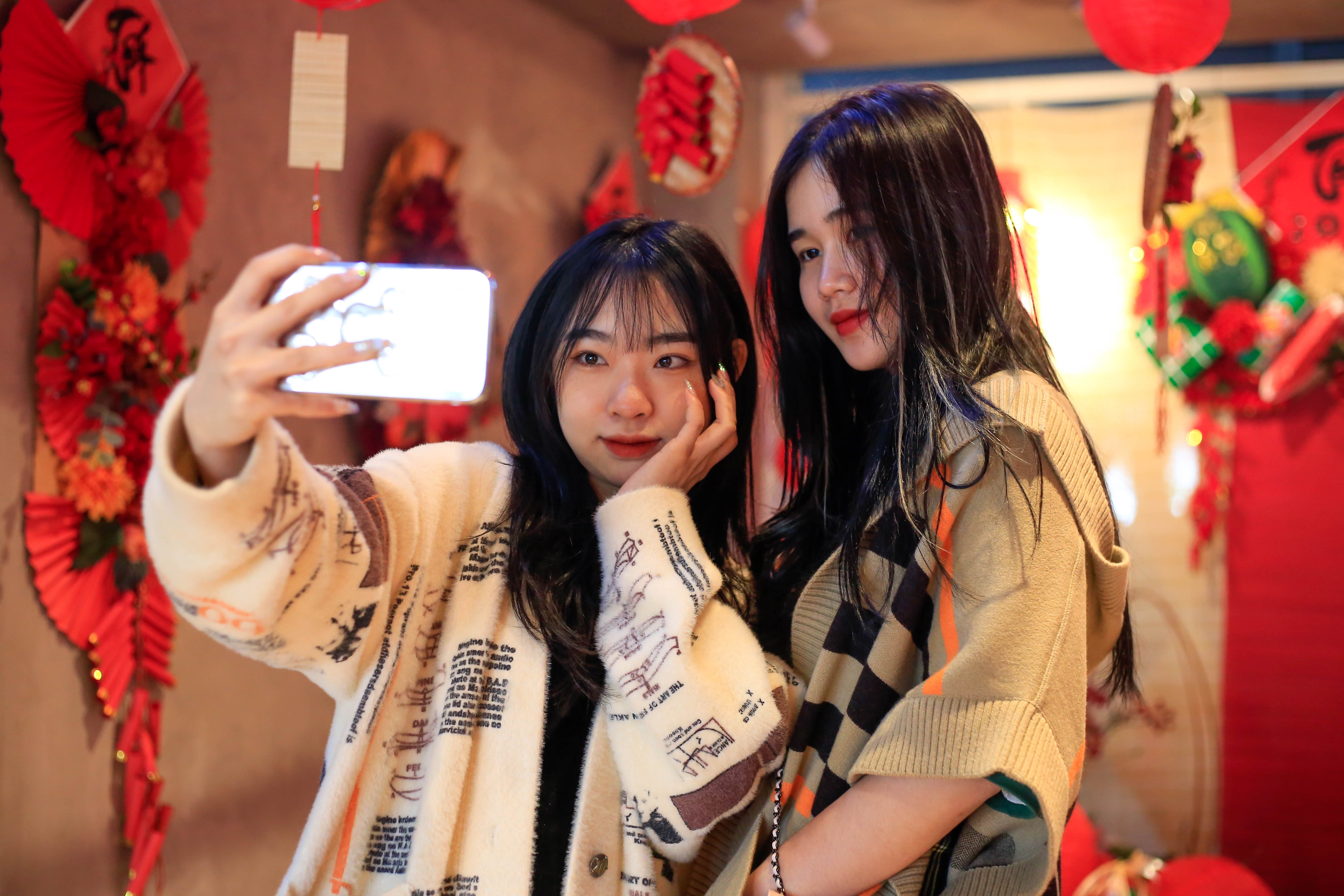 Cac quan ca phe dong duc ngay ngay mung 1 Tet hinh anh