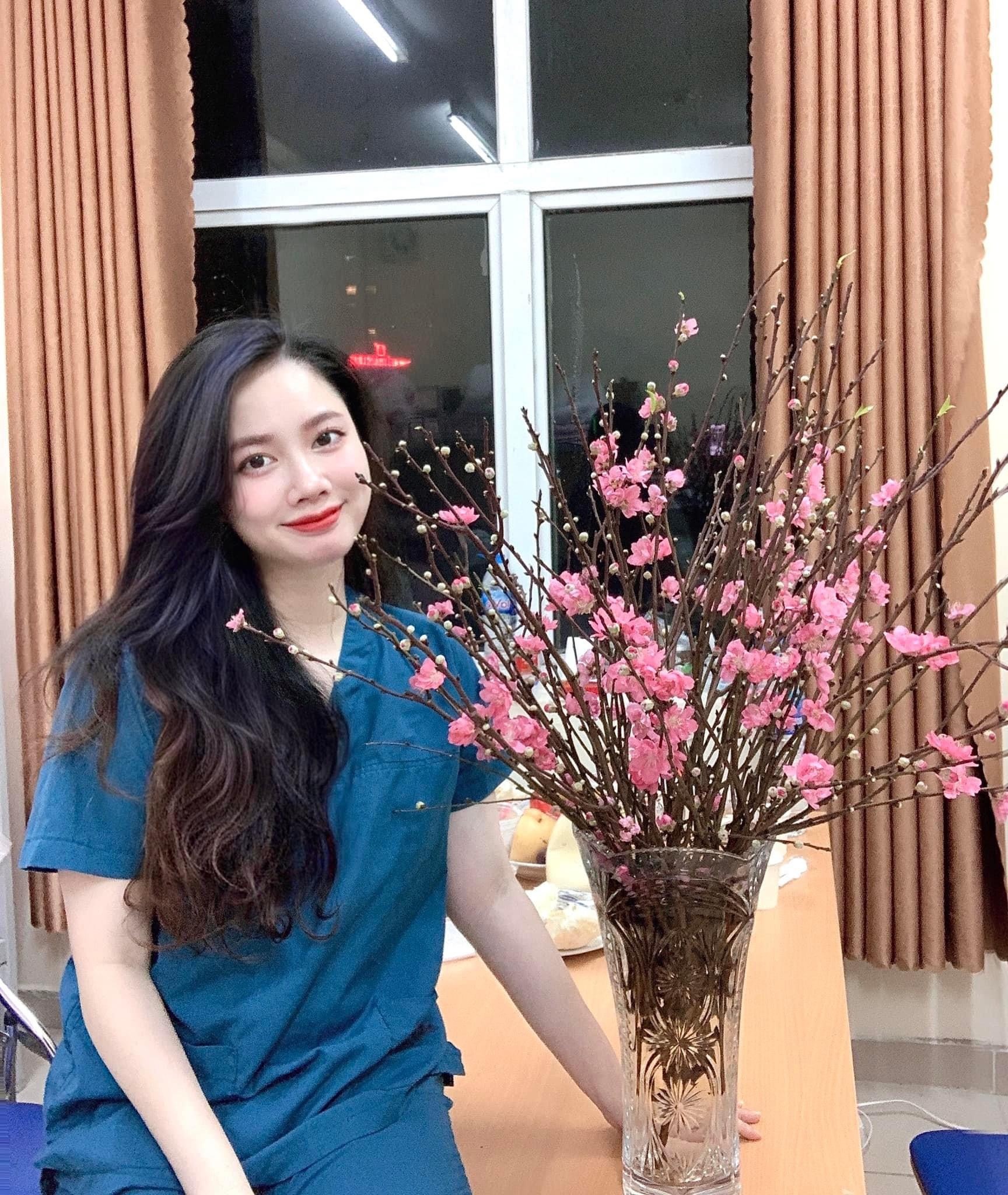 nhan vien y te mac ao bao ho nhay mua anh 1