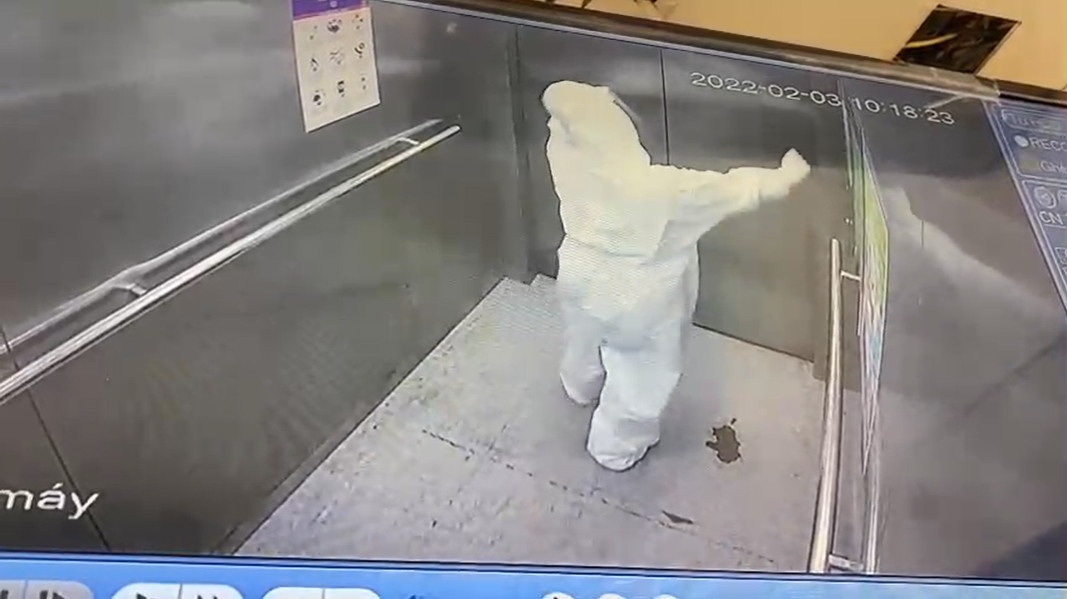 Nu nhan vien y te nhay mua de giai lao trong ca truc Tet hinh anh