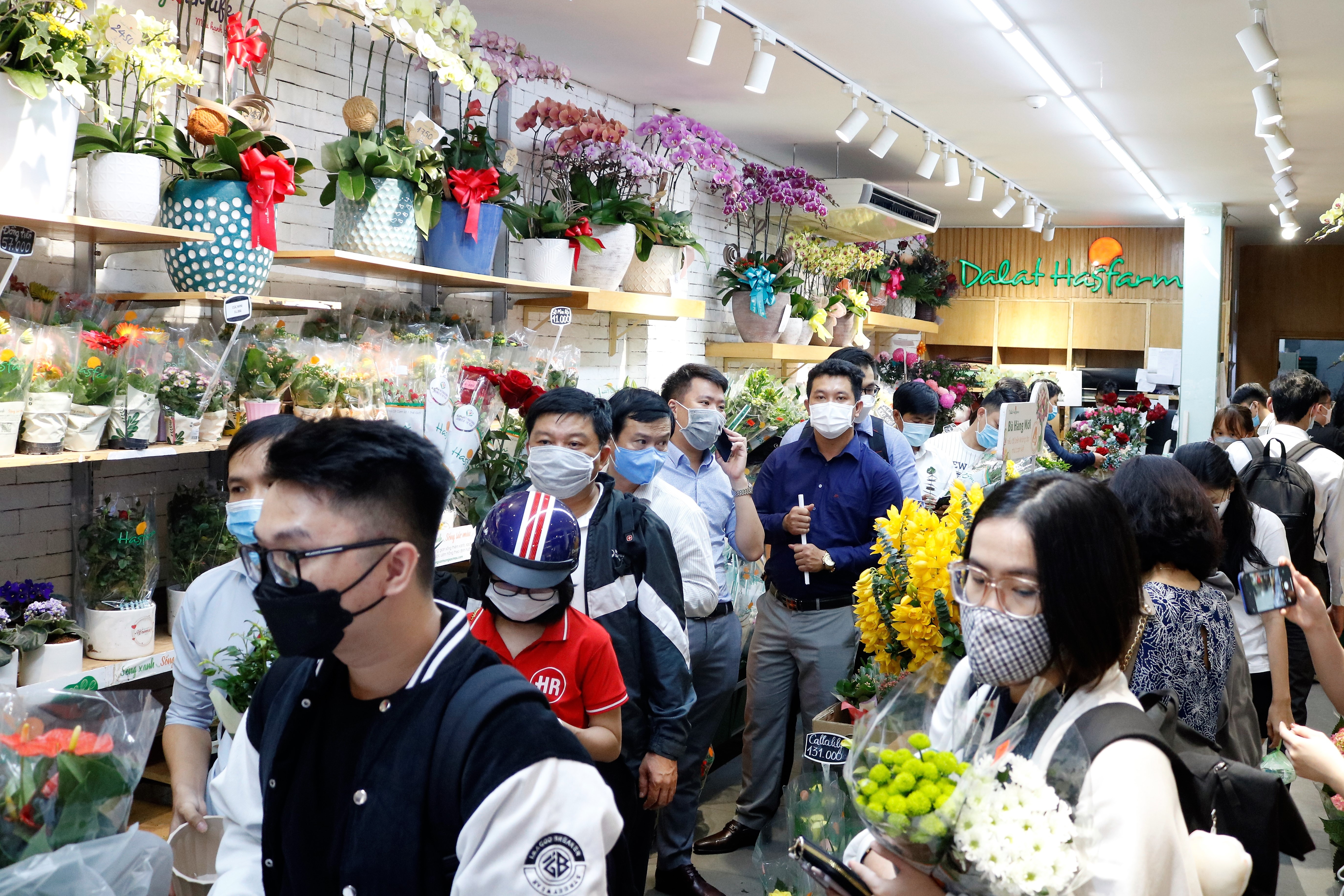 xep hang 30 phut mua hoa ngay 8/3 anh 1