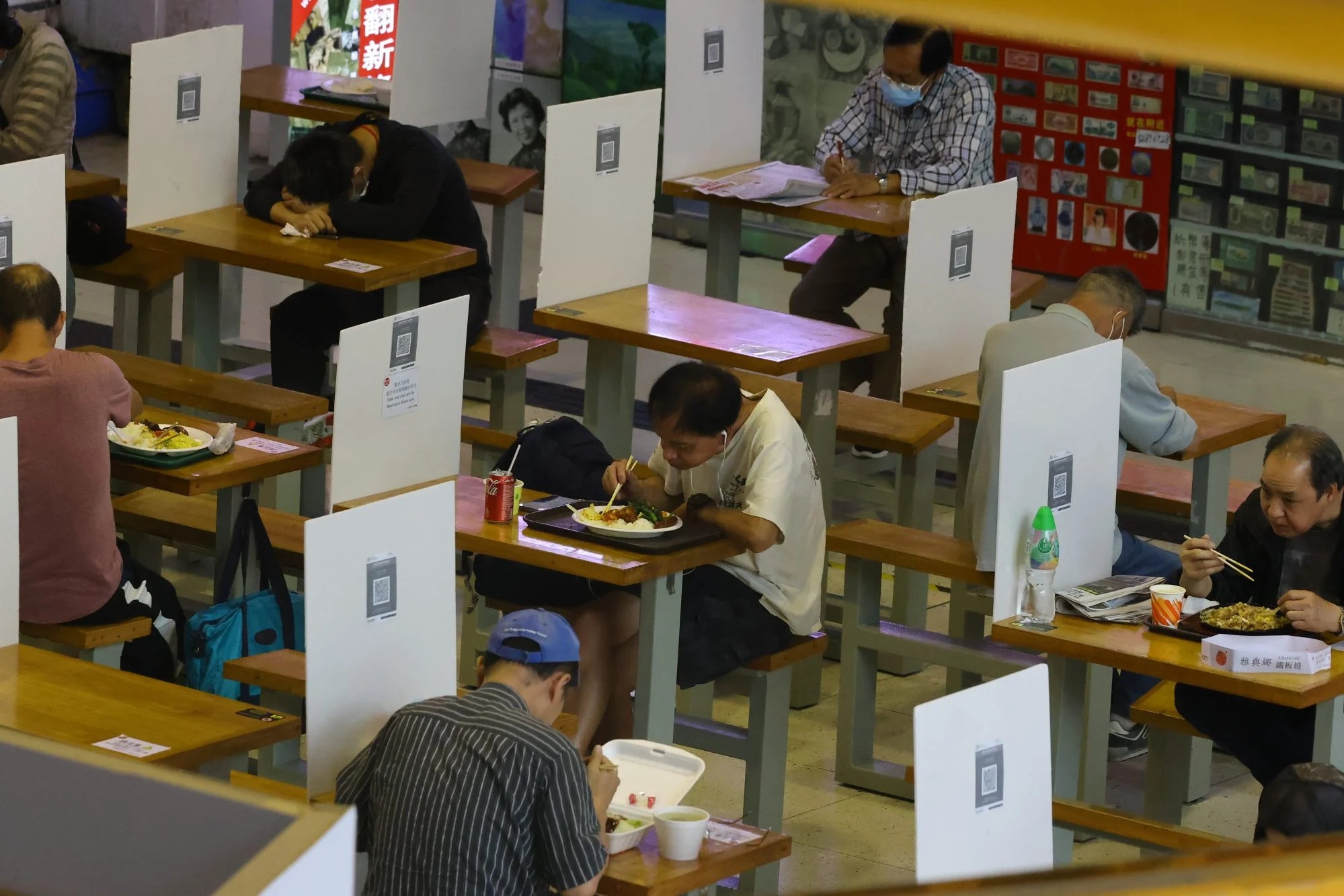 nguoi hong kong phai nhat thuc an thua trong dich anh 3