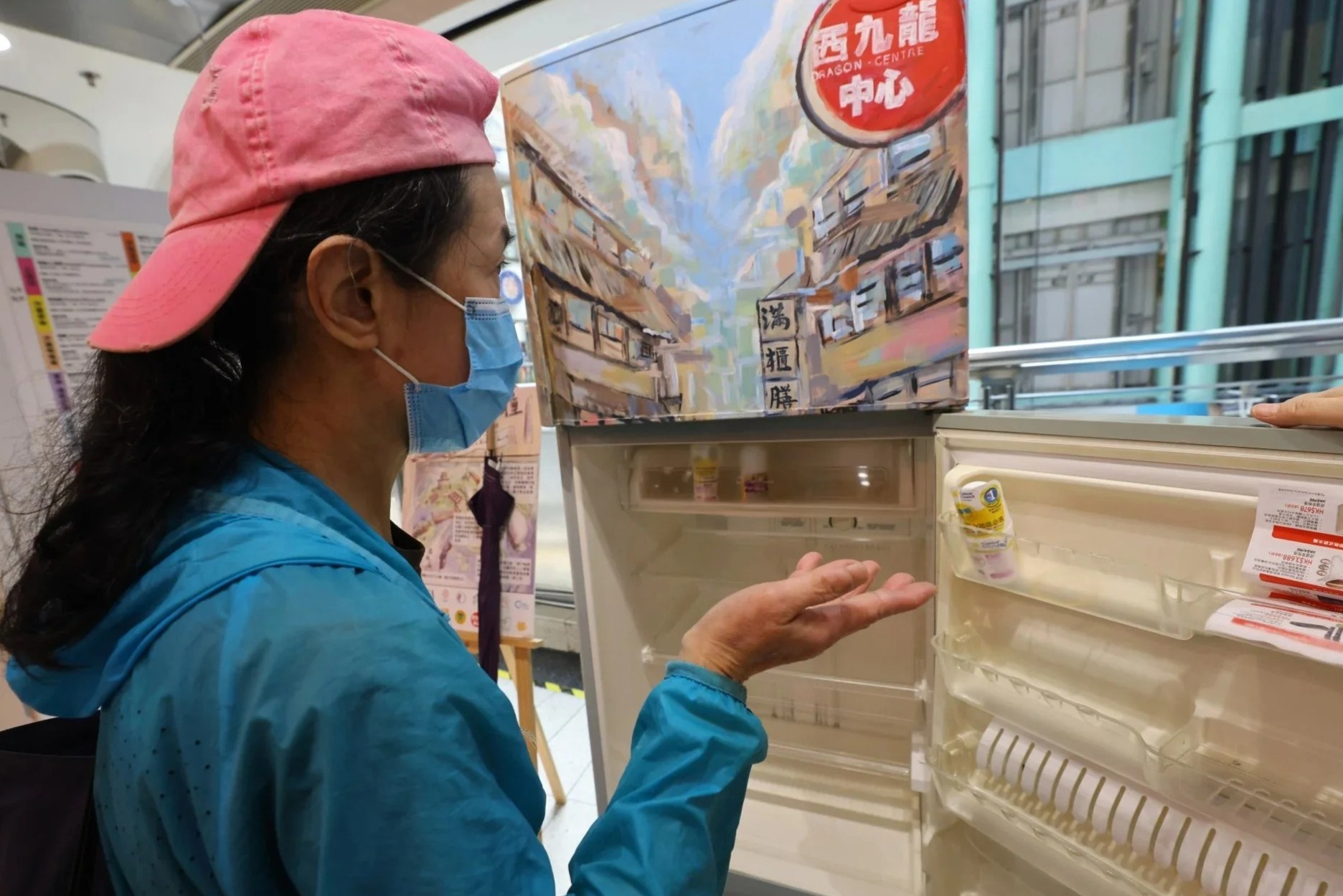 Nhieu nguoi Hong Kong phai nhat do an thua trong dich hinh anh