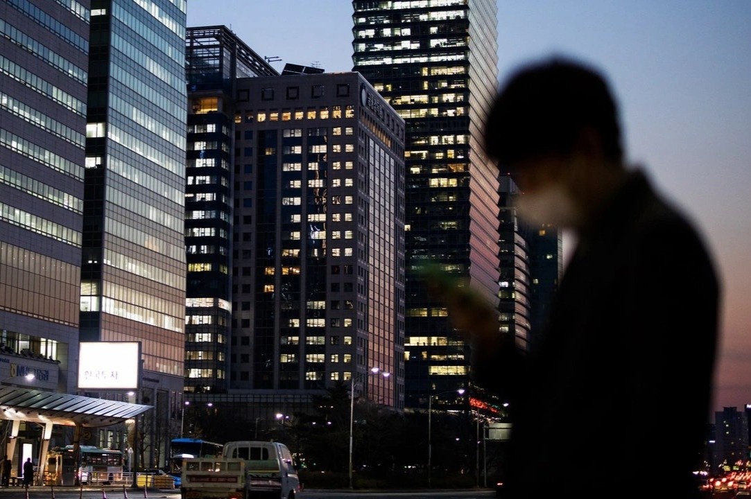 Nguoi tre Han Quoc no chong chat vi muon mua nha hinh anh