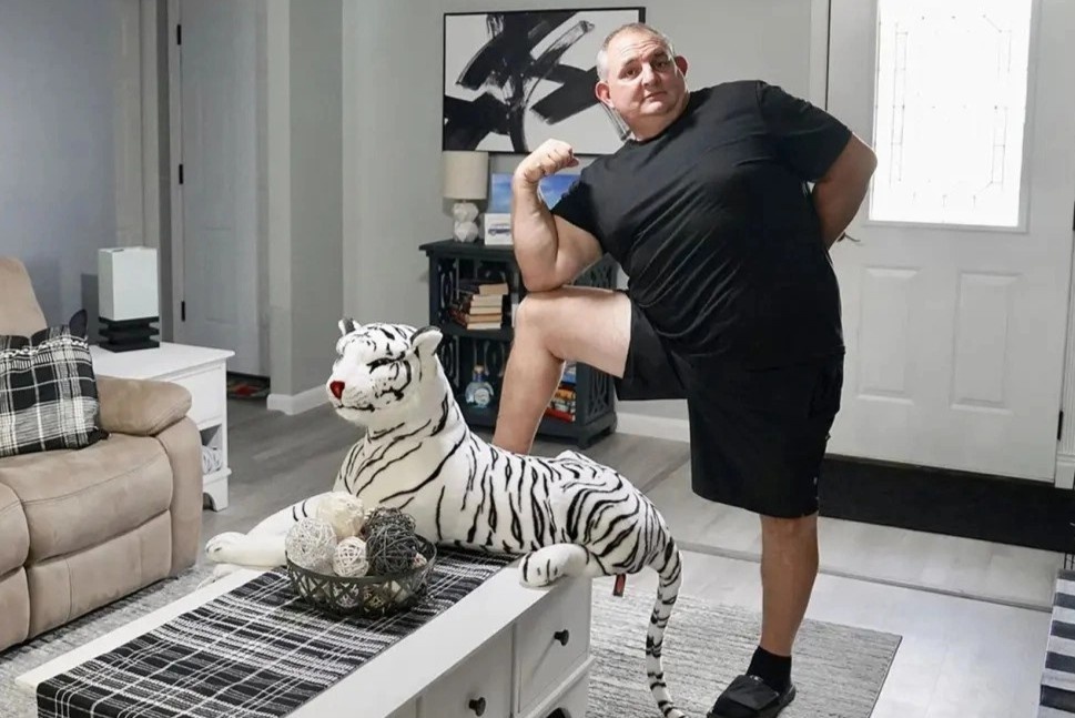 Nguoi phu nu dinh kem chong cu khi rao ban nha hinh anh