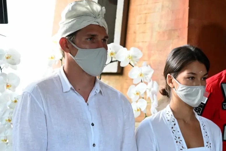 Du khach bi truc xuat khoi Bali hinh anh