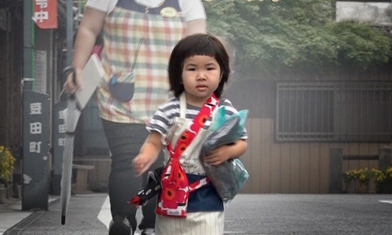 Tre 3 tuoi tu di cho o Nhat Ban hinh anh