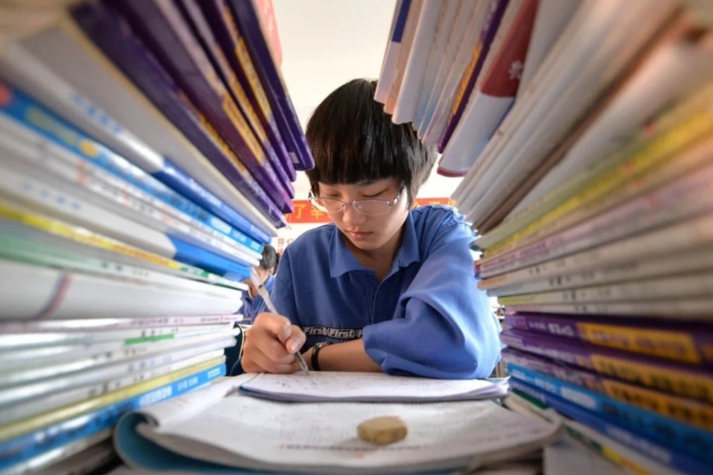 Ap luc hoc gioi o Trung Quoc hinh anh