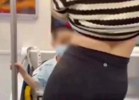 Co gai Trung Quoc nhay khieu goi truoc mat be trai hinh anh