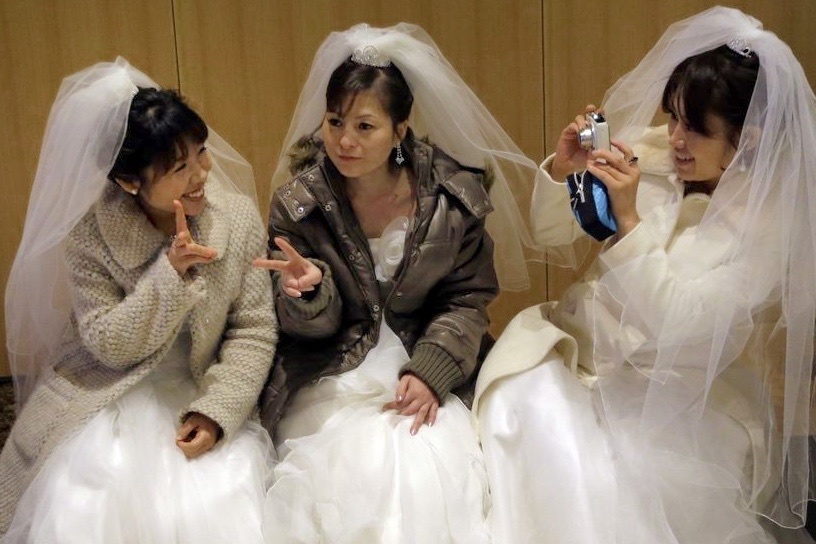 Nguoi Han chat vat vi tien mung dam cuoi hinh anh