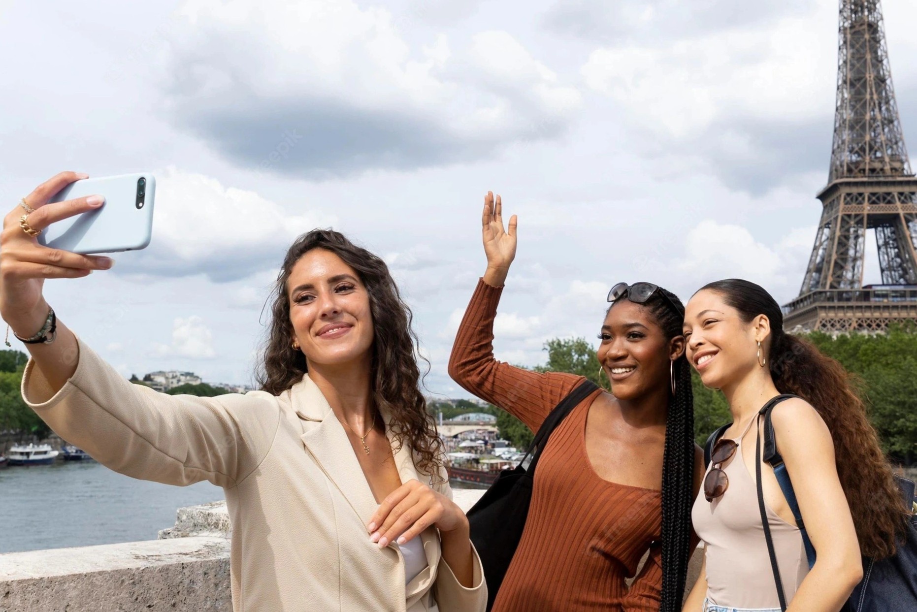 Vang bong nguoi Nga, khach My cuu du lich Phap hinh anh