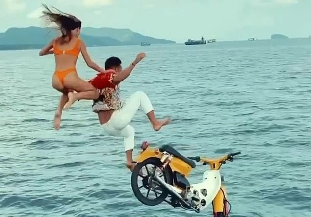 Bali tim cach ngan du khach khoa than o cac diem linh thieng hinh anh