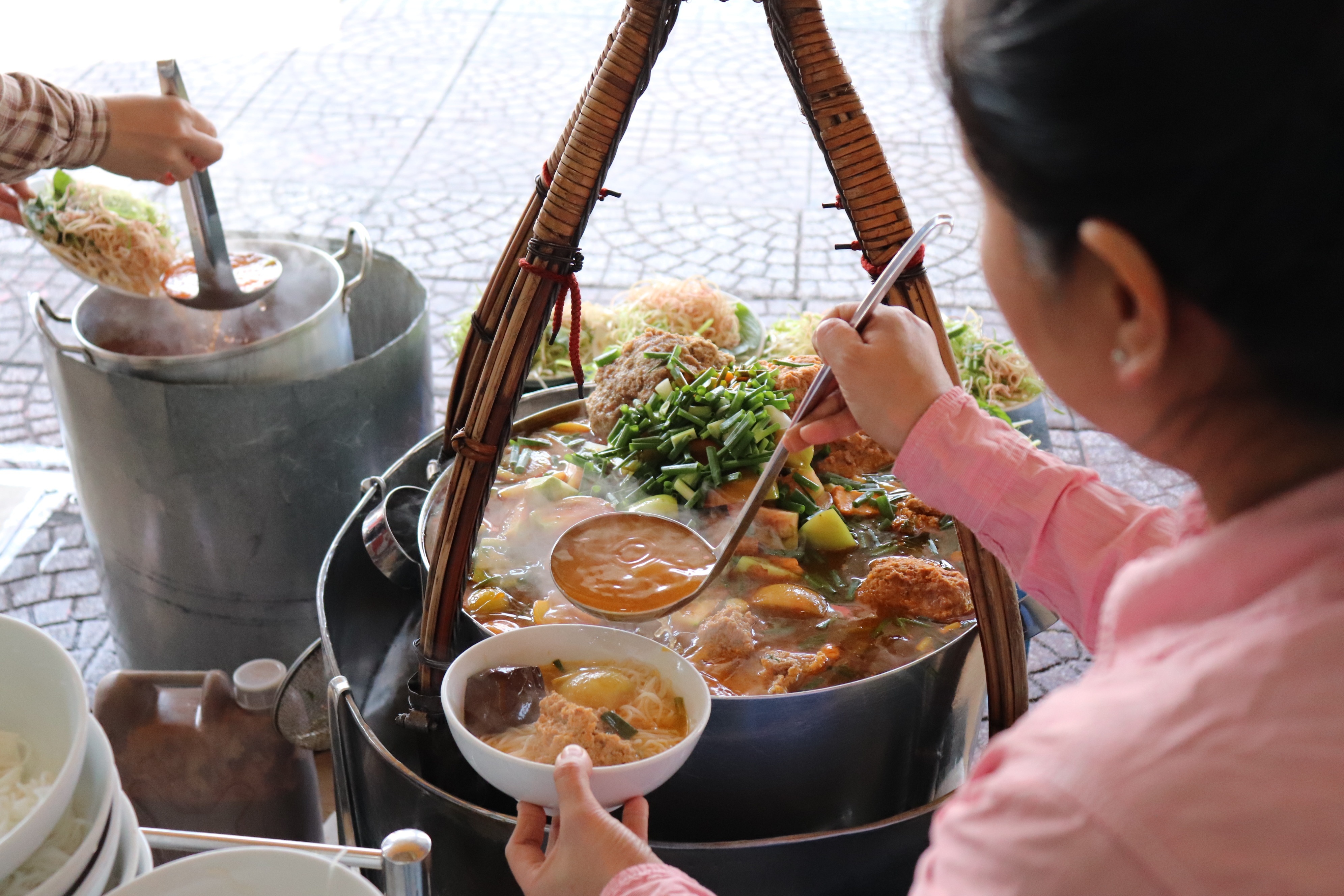 Trao luu 'full topping' de doa cach thuong thuc mon an truyen thong hinh anh