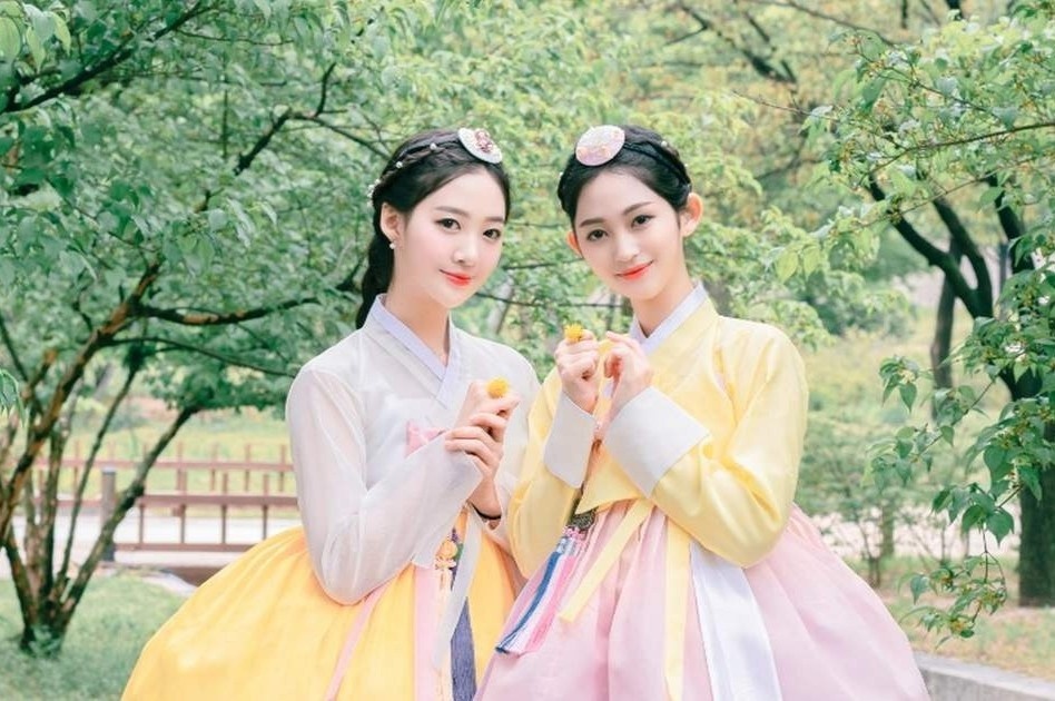 Khach Viet chuong tour nuoc ngoai dip 30/4 hinh anh