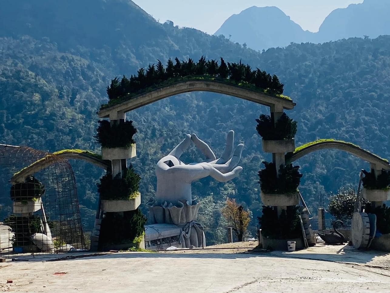 Cong trinh ban tay o deo O Quy Ho co di nguoc gia tri van hoa hinh anh