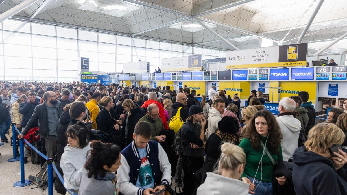 Hang khong chau Au thiet hai vi dinh cong hinh anh