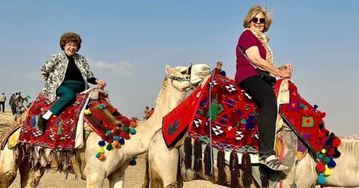 Hai cu ba 81 tuoi du lich khap the gioi hinh anh