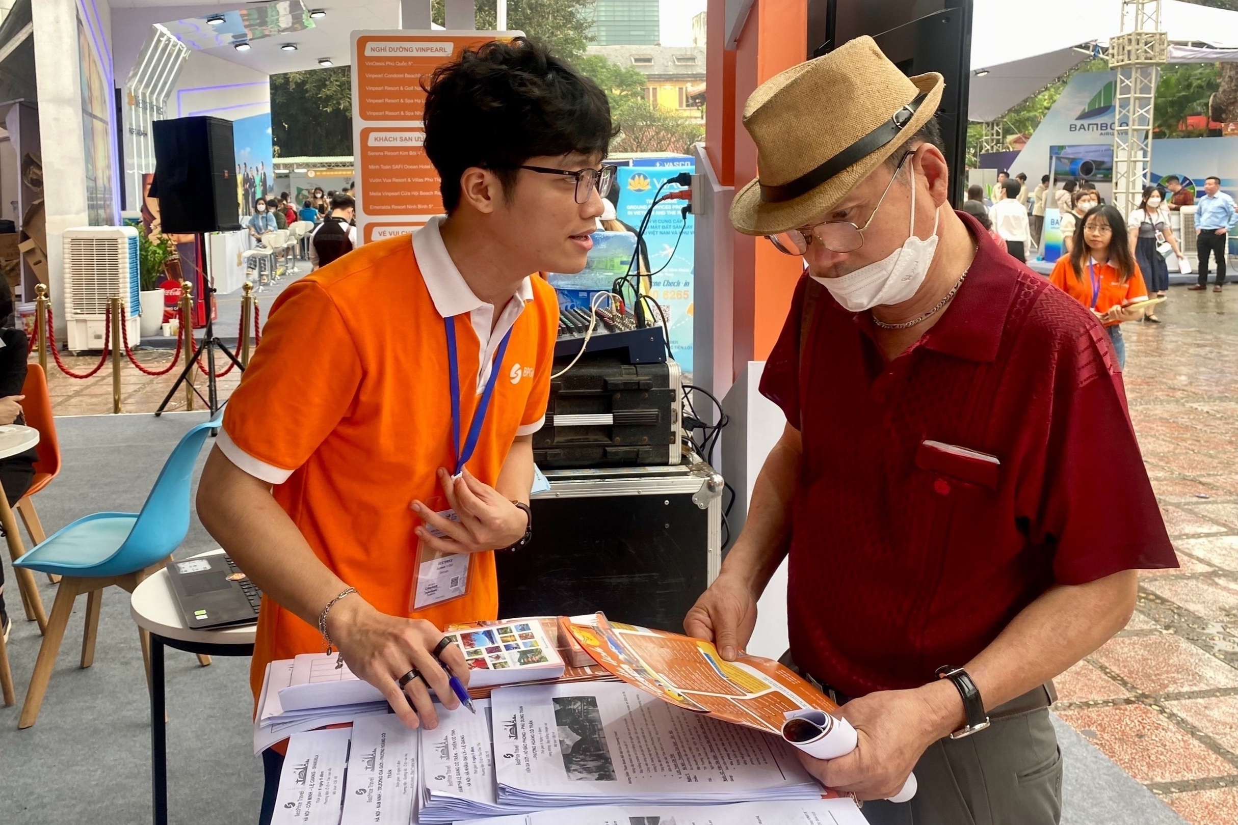 Tour nuoc ngoai dip he ban chay hinh anh