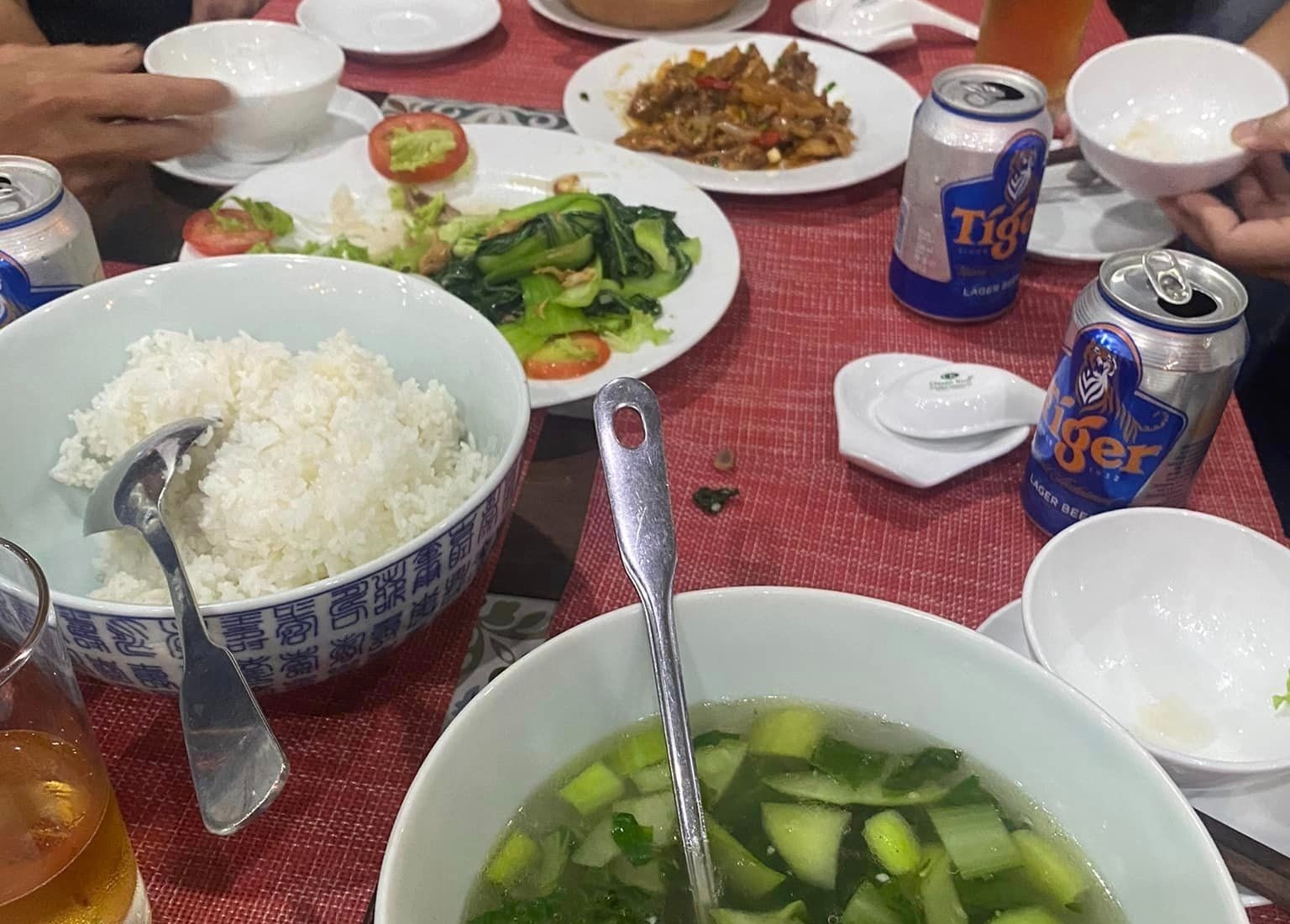 Du khach buc xuc voi bua com 200.000 dong tai Hoi An hinh anh