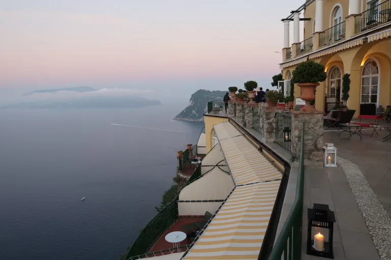 Khach san vach da anh 6