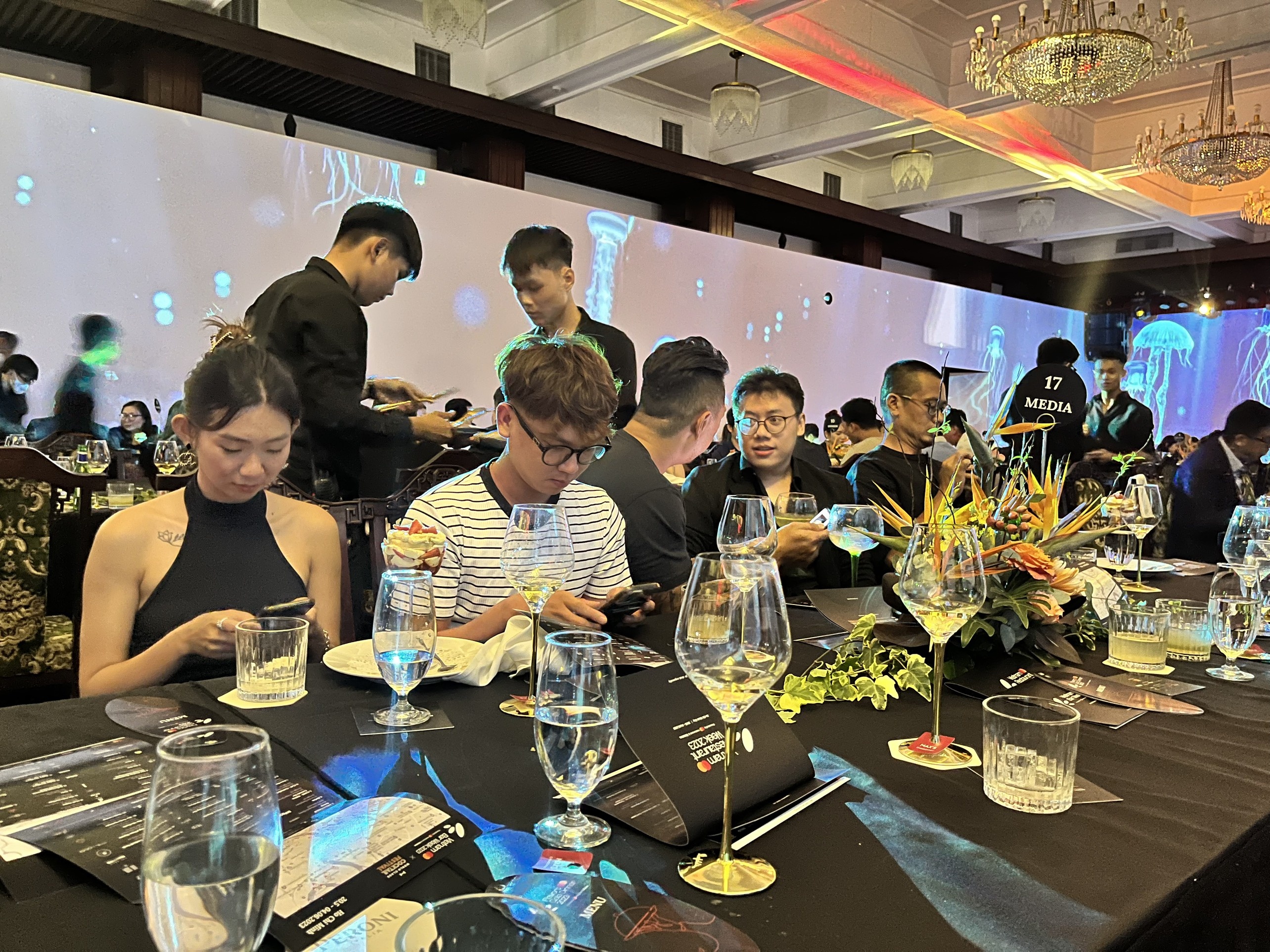 Hon 100 quan bar, nha hang tham gia tuan le am thuc hinh anh