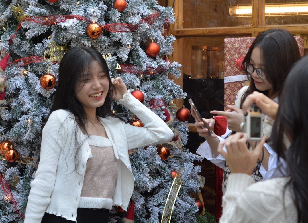 Xep hang cho chup hinh Giang sinh o quan ca phe Ha Noi hinh anh