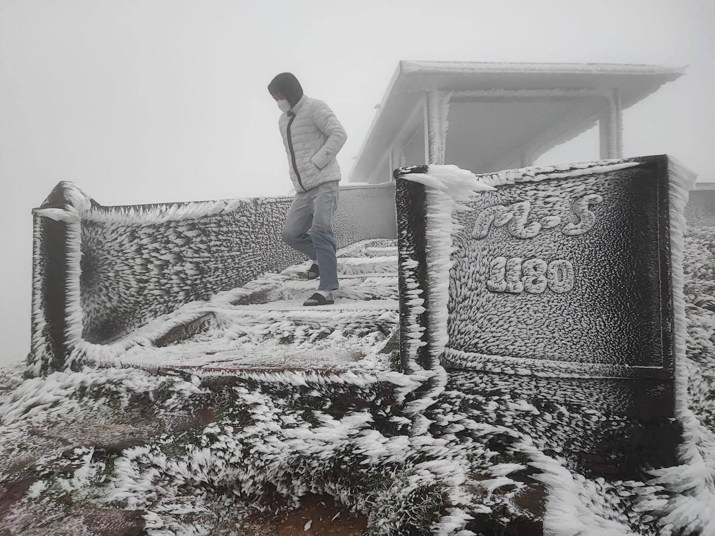 Hang nghin du khach do ve Mau Son ngam bang hinh anh