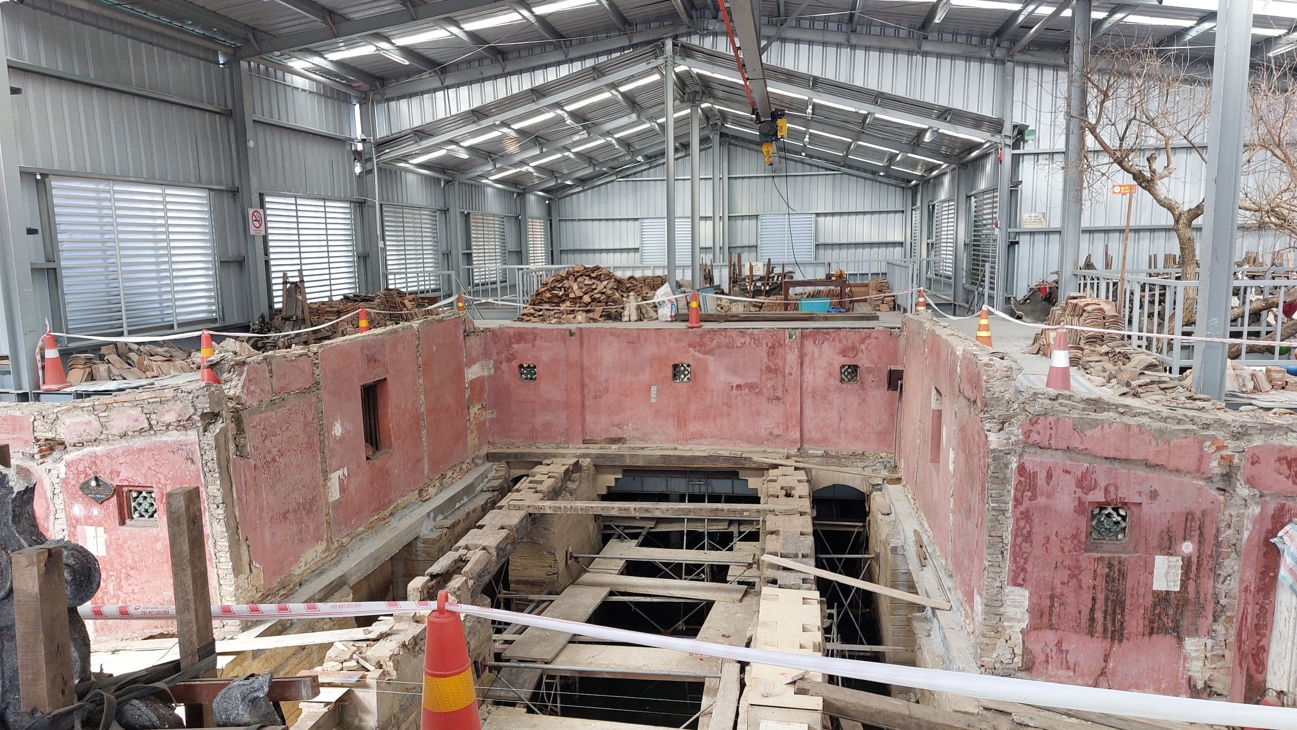 Chua Cau sau mot nam tu bo hinh anh