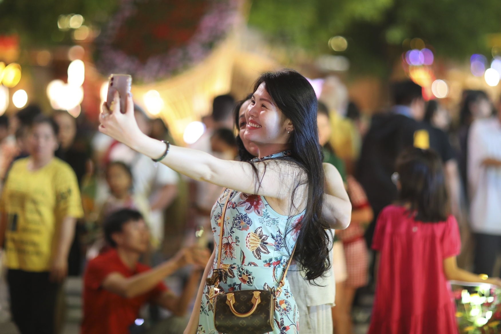 Linh vat Rong la tam diem buoi khai mac duong hoa Nguyen Hue hinh anh