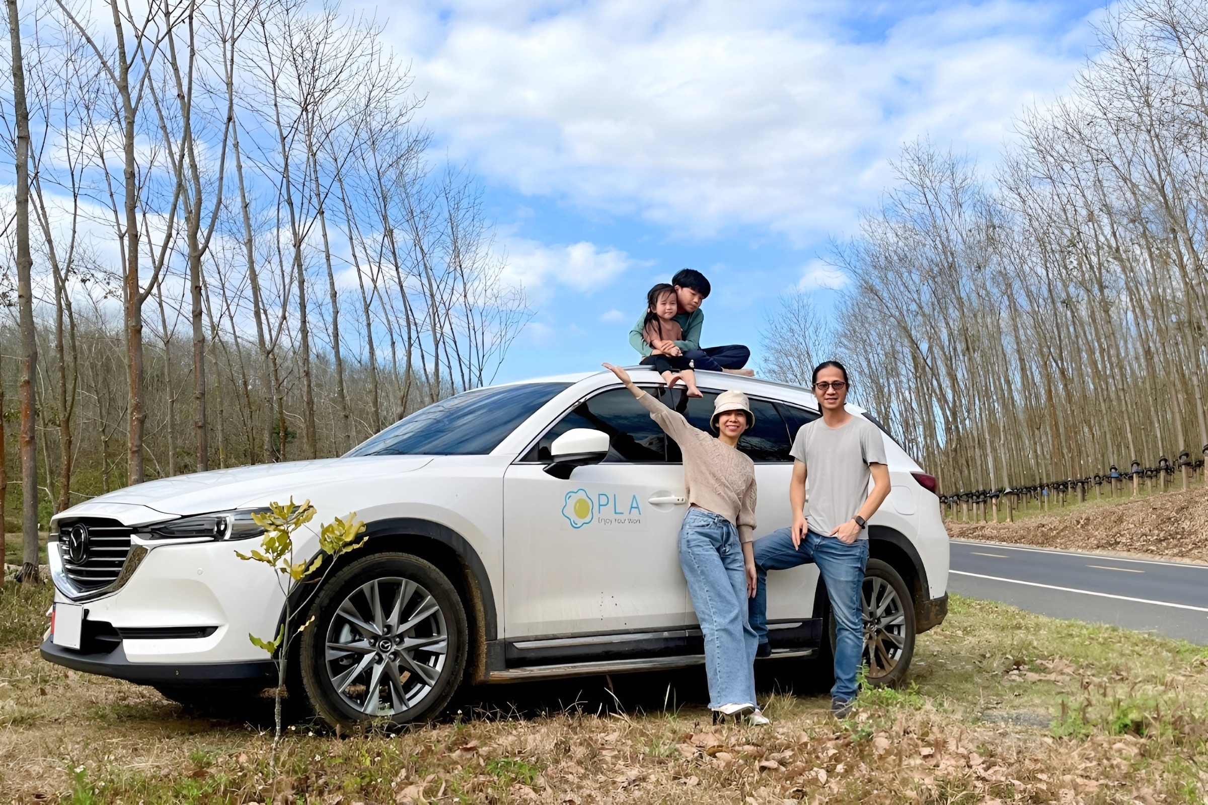 Toi lai xe dua gia dinh phuot 10 quoc gia hinh anh