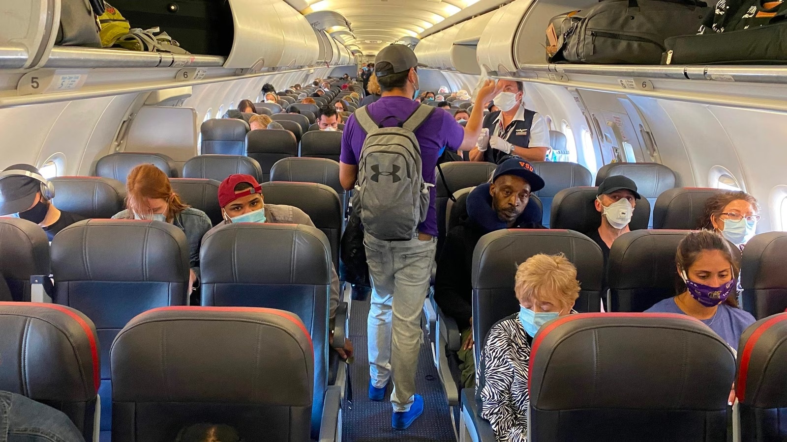 Chuyen bay phai quay dau vi co gioi roi vao hanh khach hinh anh