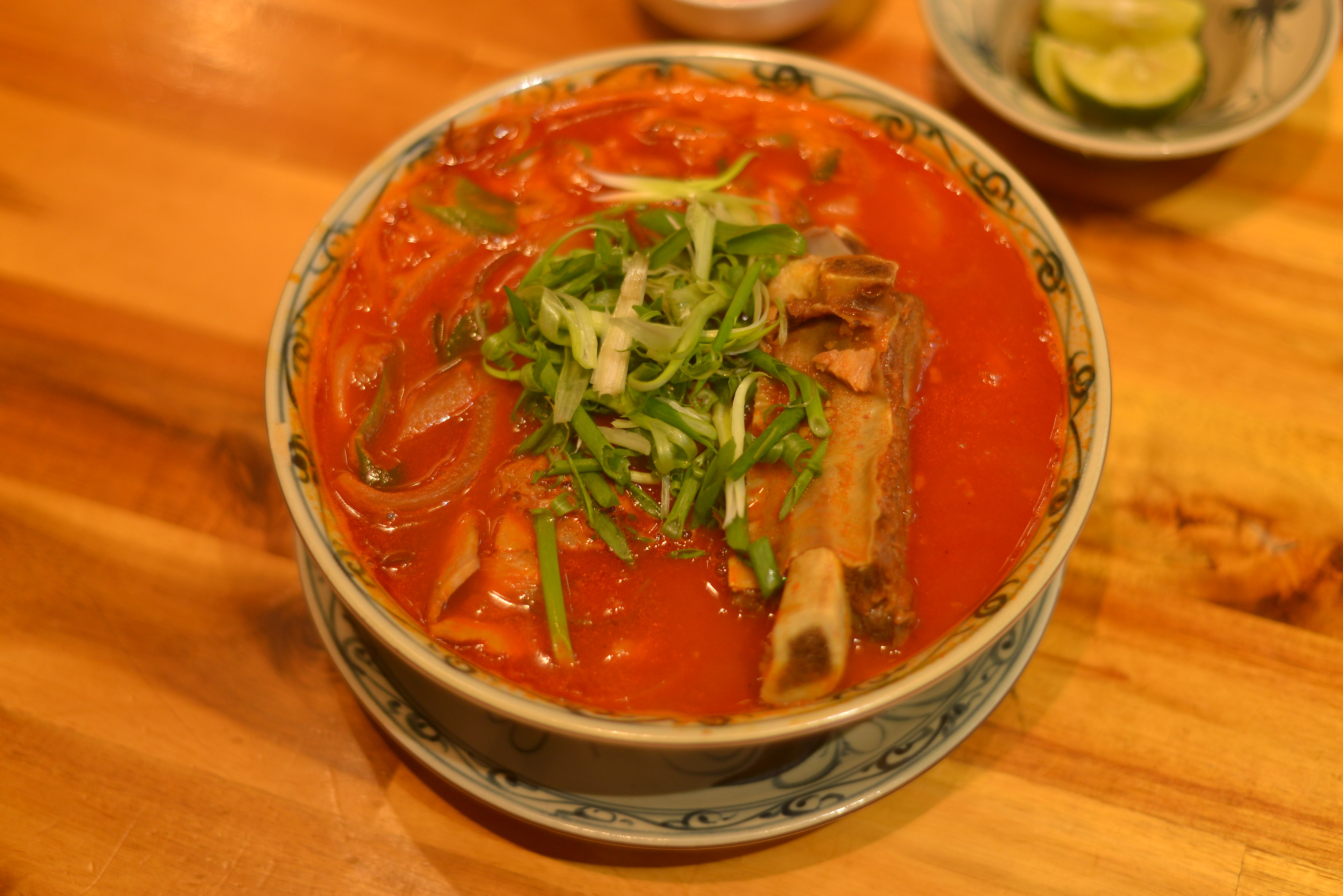 Pho Thin gay tranh cai vi co mau do, dam vi kim chi hinh anh