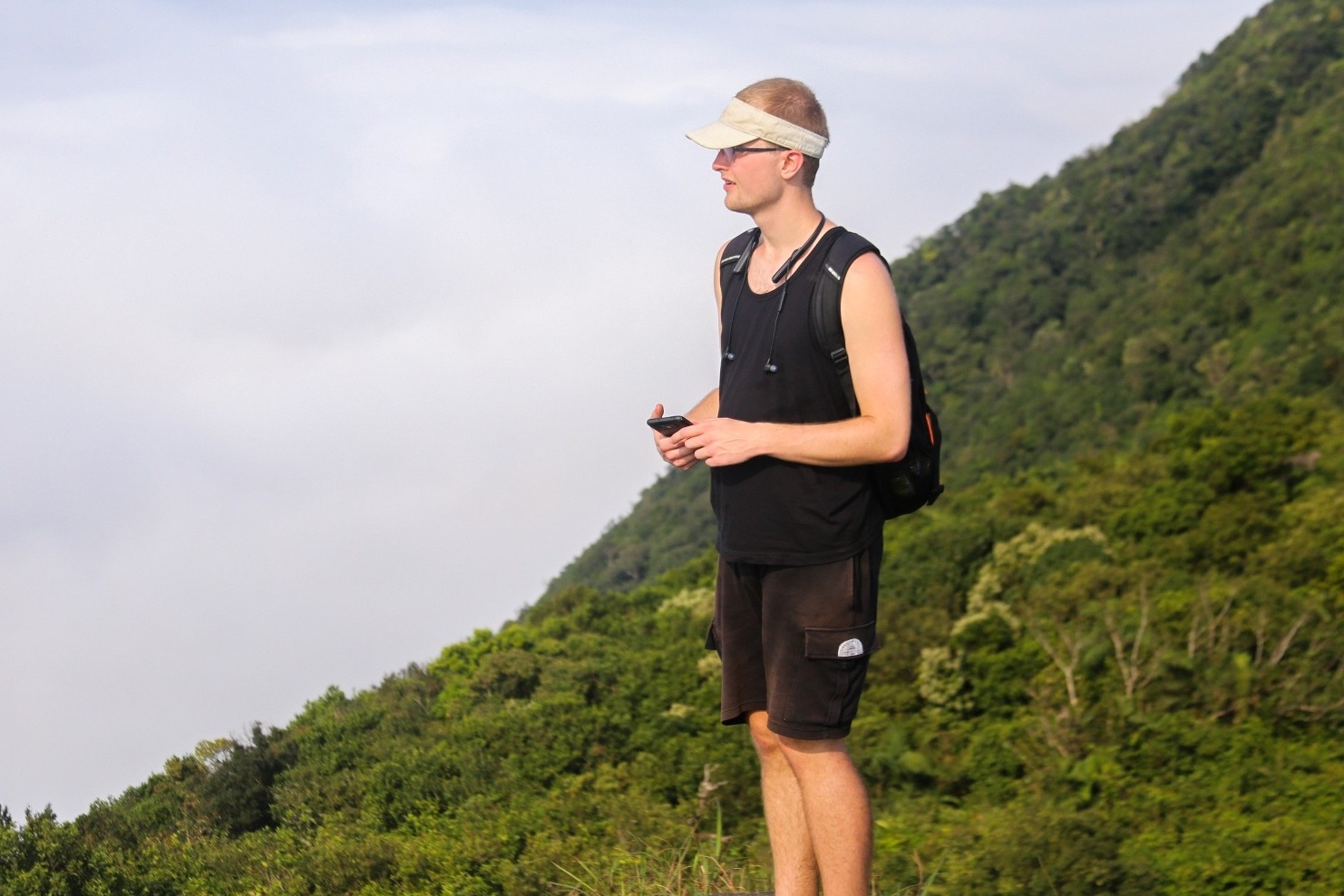 Do xo len dinh Ban Co sau cuoc check-in cua ty phu Bill Gates hinh anh