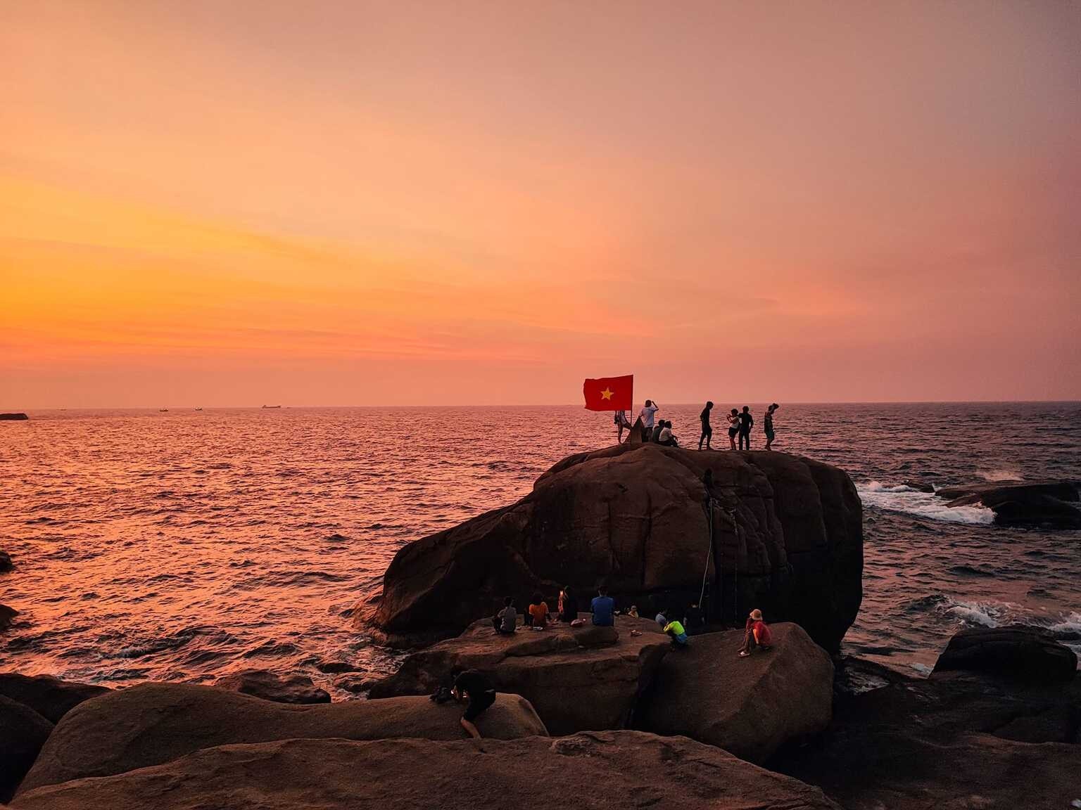 Trang mat cua cap doi di san binh minh o cuc Dong To quoc hinh anh
