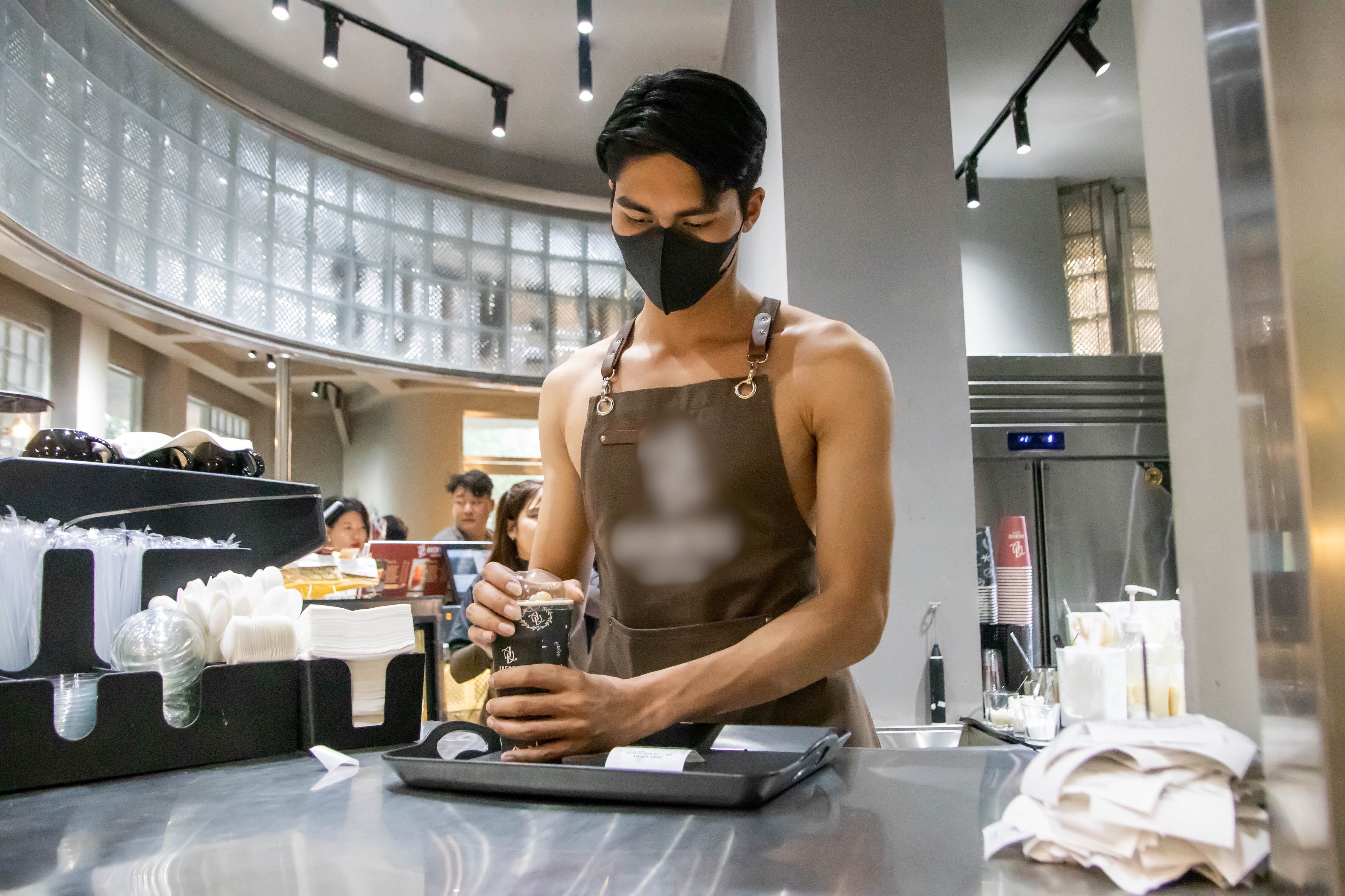 Tranh cai nhan vien nam khong mac ao, phuc vu ca phe o Ha Noi ngay 8/3 hinh anh