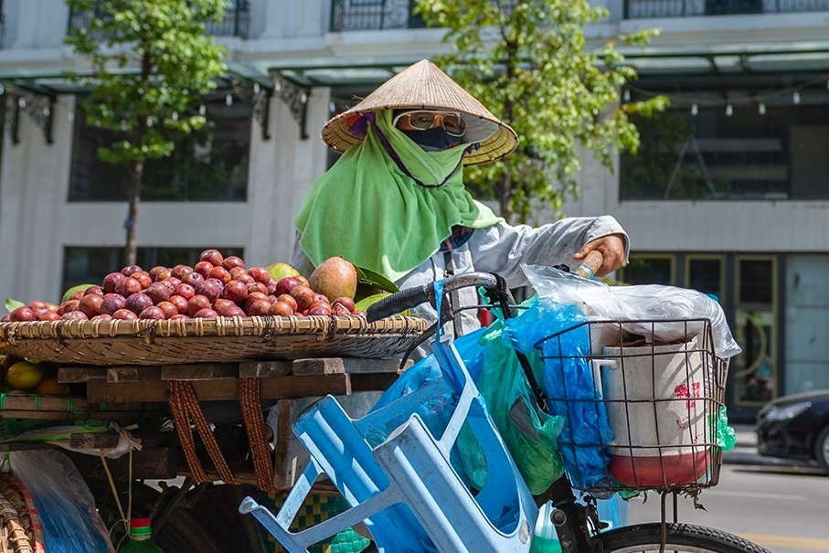 Phat nguoi ban hang rong doi tien khach chua mua hang o Ha Noi hinh anh