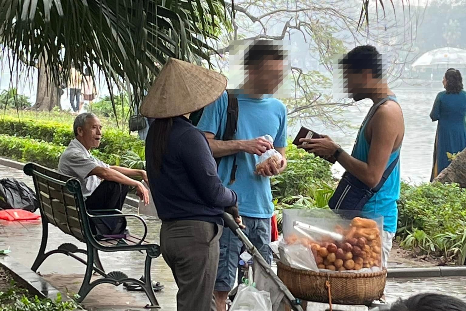 Phat nguoi ban 4 banh ran gia 50.000 dong cho khach Tay o Ha Noi hinh anh