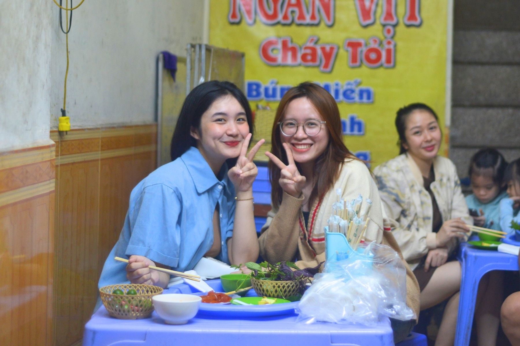 Mot met vuong 10 nguoi cho an sua do o Ha Noi hinh anh