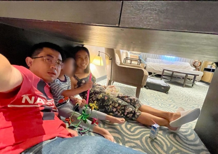 Du khach om con tron duoi gam ban 4 lan trong tran dong dat o Dai Loan hinh anh