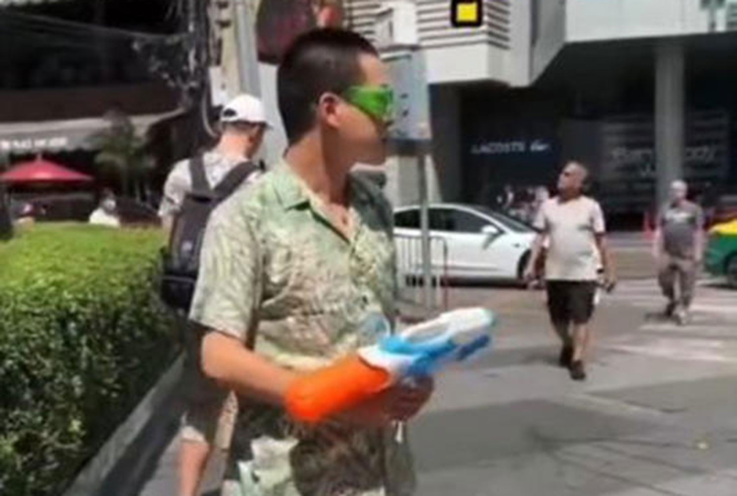 Du khach mot minh te nuoc vi lich to chuc Songkran kho hieu hinh anh