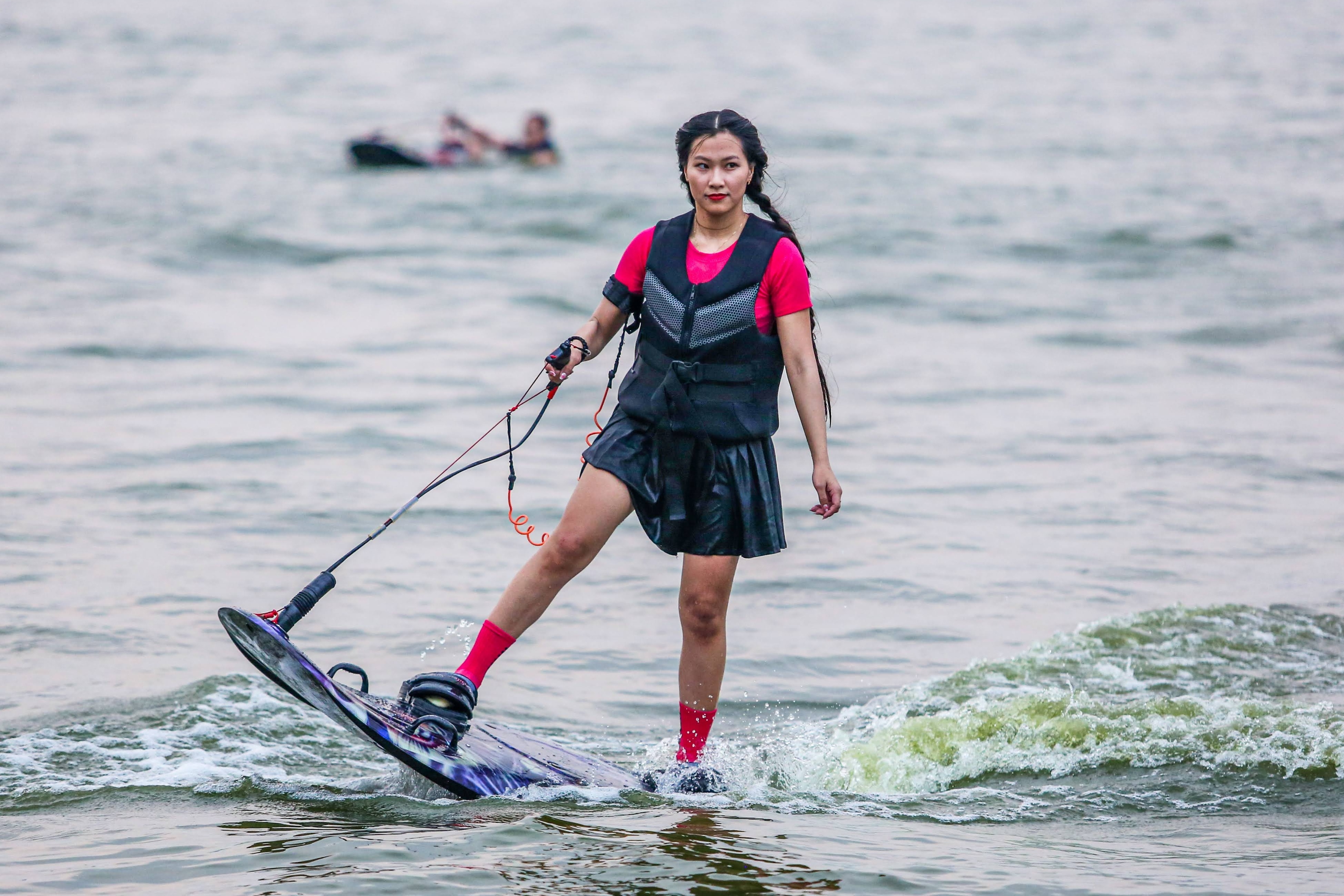 Mang van tram trieu dong luot song Ho Tay dau he hinh anh